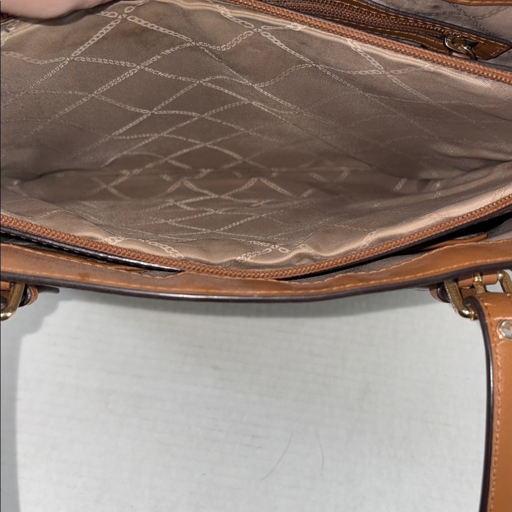 Michael Kors Jet Set Large Shoulder Bag - Picture 7 of 16